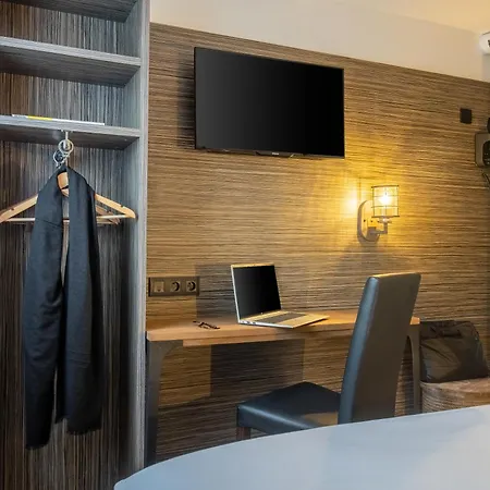 Hotel The Originals City, Angers Sud, Le Village 49 Les Ponts-de-Cé