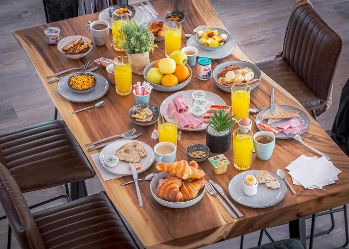 Hotel The Originals City, Angers Sud, Le Village 49 Les Ponts-de-Cé